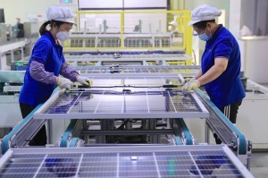 Tăng trưởng điện mặt trời toàn cầu chậm lại: Lần suy giảm đầu tiên sau hơn...