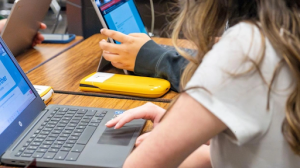 Chatbot AI bùng nổ trong giới trẻ, nhiều phụ huynh lo ngại hệ lụy