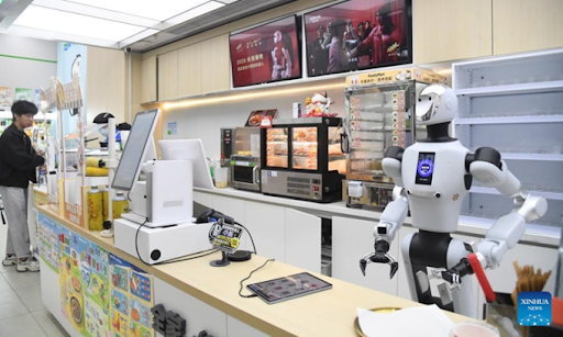Robot hình người đang làm việc tại một cửa hàng tiện lợi ở quận Haidian, Bắc Kinh (Trung Quốc) ngày 22/4. Ảnh: Tân Hoa Xã
